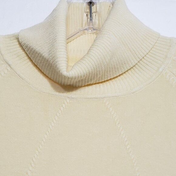 Soft and Beautiful Max Studio Woman's XL Yellow Turtleneck - Picture 4 of 8
